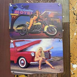 2枚 新品 壁掛けプレート バイク女子 ビキニ美女 セクシーガール 昭和レトロ アンティーク ビンテージ パネル 壁飾り インテリア ブリキ