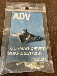 アズムット　1/35 レジンフィギュア　「ハーフトラックのドライバー」 &#34;German Driver Sdkfz251/250&#34; #30224