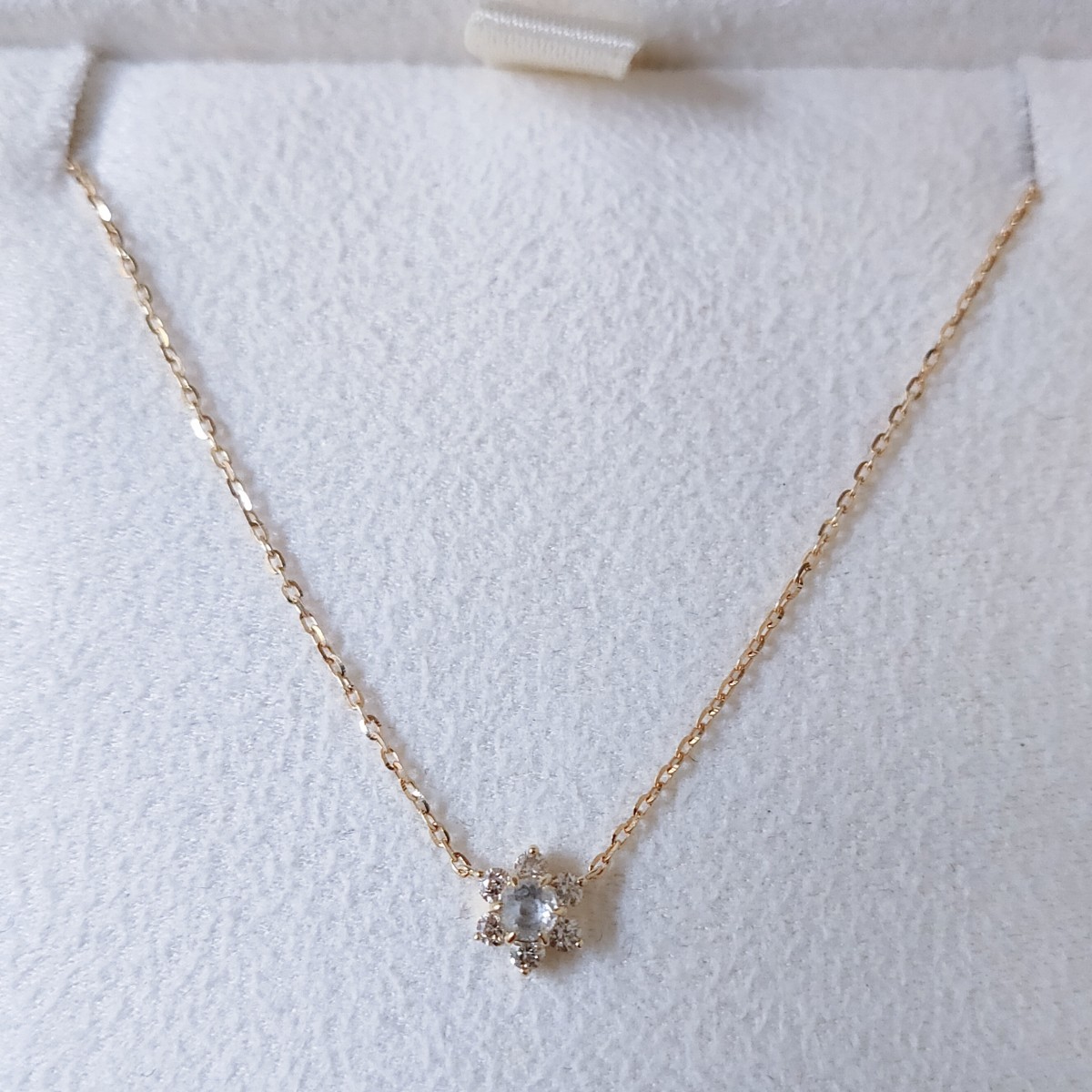 人気の中古品 ベルシオラ K18YG 0.07ct クロス ダイヤモンドネックレス