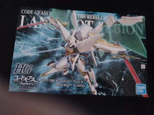 Текущая пластическая модель Bandai 1/35 Lancelot albion Hg "Код Geass Rebellion Lelouch R2"