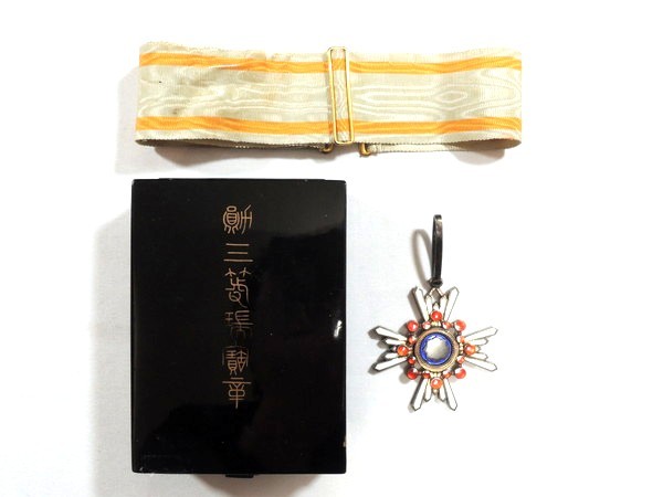 完全限定 【極美品】瑞宝小綬章 現行タイプ 新型 旧勲四等 略章 共箱入