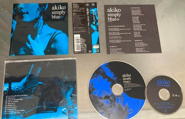 【送料無料】simply blue　akiko　（初回限定盤）