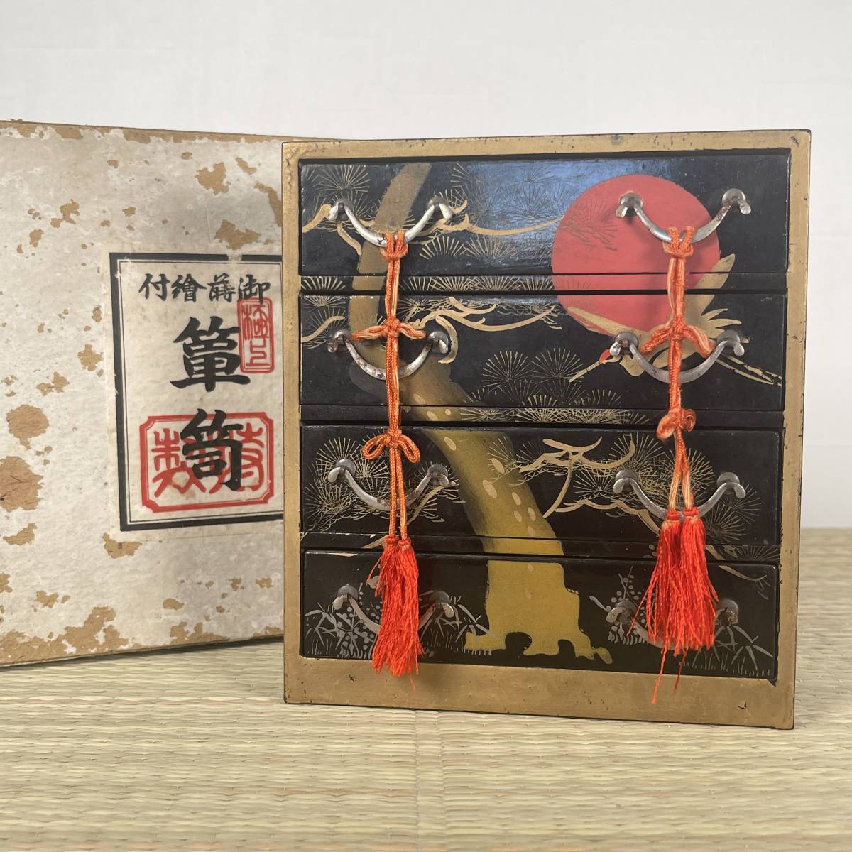 Old high-quality Hina utensils, Makie, Japanese flag and pine and crane pattern, black lacquered wooden products, auspicious emblem / chest of drawers, tool box, Hina dolls, Hina decorations, miniatures, dollhouses, antiques, season, Annual event, Doll's Festival, Hina doll