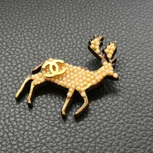 2903-60[ CHANEL ] Chanel brooch reindeer deer here Mark Logo 01A fake pearl gold group accessory Vintage 