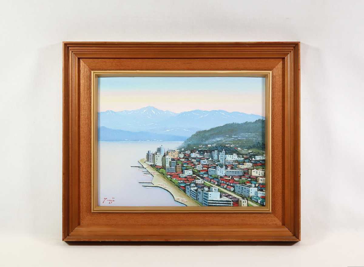 Œuvre authentique de Kyoko Tsuji Peinture à l'huile Ville au bord du lac Toya Taille : 41 cm x 32 cm F6 Né dans la préfecture de Gifu Membre du lac Toya en forme de miroir Omi-kai et de la ville thermale au bord du lac, Les crêtes des montagnes au loin sont magnifiques 7142, Peinture, Peinture à l'huile, Nature, Peinture de paysage