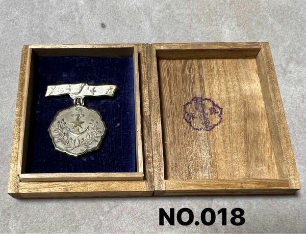 アンティーク　1901-1942年　通常愛国婦人会　会員章　バッジ　ピンバッジ　元箱付　メダル　徽章　ブローチ