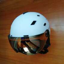 新品未使用 バイザー ヘルメット サイズ M（55cm～58cm）カラー マットホワイト スノーボードヘルメット スキーヘルメット ゴーグル _画像2