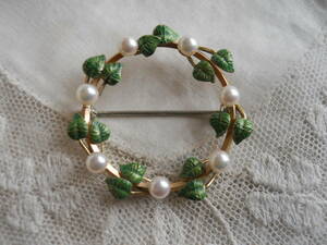 アメリカ製ヴィンテージ Krementz クレメンツ 真珠と月桂樹の葉 リースのブローチ エナメル細工