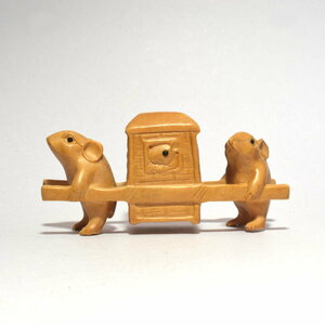 置物 柘植 鼠の籠屋 黄楊 繊細彫刻 木製 ネズミ 【d25-33】