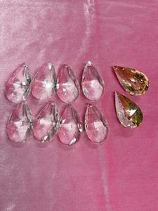 В переводе запасные детали запасных деталей Crystal Glass Drop Большой прозрачный 8 каплей янтарь 2 кусочки