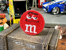 M&M's　ラウンドチョコワッペン　ミニサイズ（レッド） ■ アメリカン雑貨 アメリカ雑貨_画像1