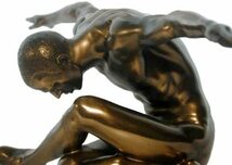 ウオーミングアップで、座った男性 ヌード・フィギュア ディスプレイ装飾彫像 置物(輸入品_画像2