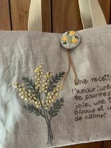 フランス語とミモザの手刺繍*リネン*トートバッグ*ハンドメイド_画像2