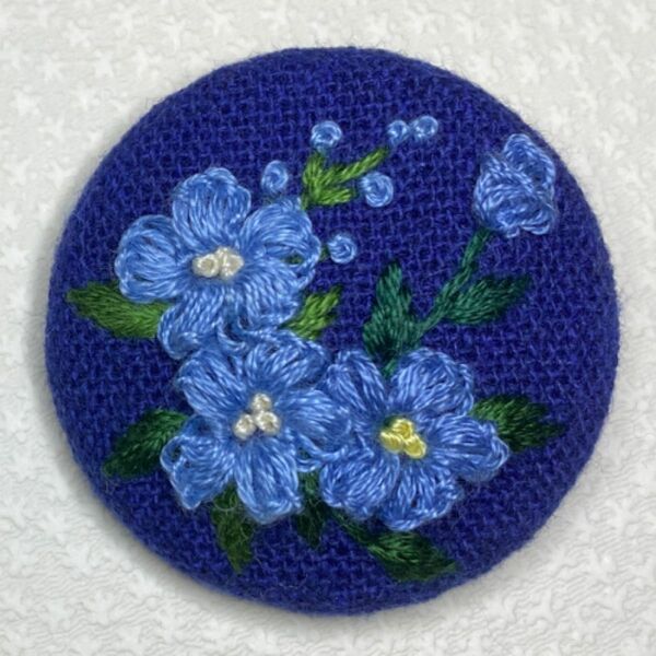刺繍ブローチ　青色系濃淡お花　ハンドメイド　くるみボタン　