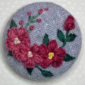 刺繍ブローチ　濃いピンク色系お花　ハンドメイド　くるみボタン