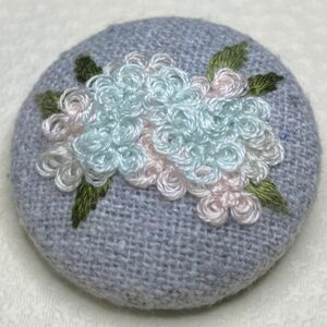 刺繍ブローチ　水色とピンクのお花　 紫陽花あじさい　　　ハンドメイド