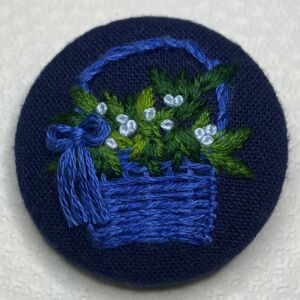 刺繍ブローチ　青色系花かごリボン　ハンドメイド　くるみボタン