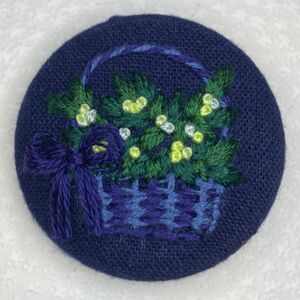 刺繍ブローチ　ネイビー色系　花カゴりぼん　 ハンドメイド