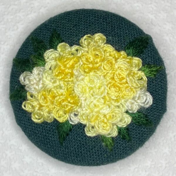 刺繍ブローチ　黄色系濃淡　花　 ハンドメイド　刺繍くるみボタン