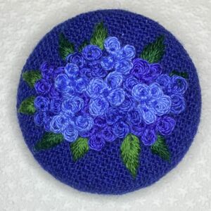 刺繍ブローチ　紫みの青色系濃淡　花　 紫陽花　あじさい　ハンドメイド　くるみボタン