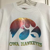 80s 90s USA製 BASSETT-WALKER バセットウォーカー IOWA HAWKEYES ビンテージ スウェット XL ホワイト オーロラプリント カレッジ SWEAT_画像2