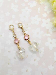 No.908-2 ☆1セットのみ☆きらきらハートビーズのチャーム♪ ペアセット　＃マスクチャーム ハンドメイド アクセサリー ピアス イヤリング