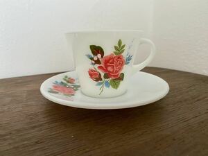 イギリス製ビンテージティーカップ&ソーサーセット 薔薇バラばら ミルクガラス