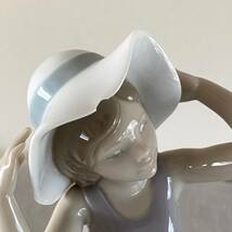 リヤドロ　LLADRO 若草色の少女シリーズ (TRYING ON A STRAW HAT) ポーセリン　箱有り　一箇所欠けあり　 置物 オブジェ_画像7