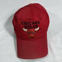 ■ ビンテージ NBA CHICAGO BULLS シカゴ ブルズ 刺繍ロゴ 6パネル スナップバック キャップ レッド アメカジ スポーツ バスケ YOUNGAN ■_画像1