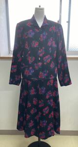 [ setup black floral print ] lady's outer jacket bottoms skirt Showa Retro old clothes fashion [C6-3②]1107