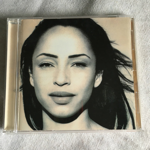 Sade「The Best Of Sade」 ＊「KISS OF LIFE」「SMOOTH OPERATOR」「THE SWEETEST TABOO」「PARADICE」「CHERISH THE DAY」他、収録