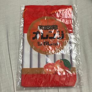Оранжевый пакет с сигарет Orion около 21 × 13 см.