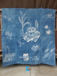色褪せて浅葱色の手織り藍木綿筒描茶道具文古布・4幅繋ぎ・リメイク材