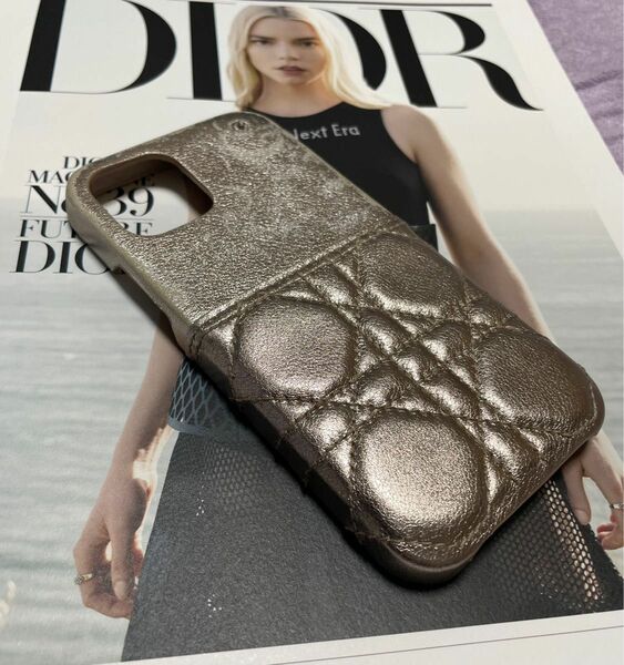 Dior アイフォンケース　iphone12,12pro 2ヶ月間使用で使用頻度少ない　チャーム部分紛失　ゴールド　