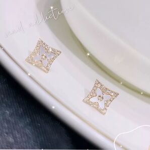 お洒落ピアス フラワー型 ゴールド