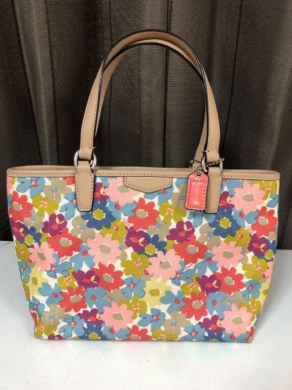 コーチ 花柄 トートの値段と価格推移は?|77件の売買情報を集計した コーチ 花柄 トートの値段と価格推移は?|77件の売買情報を集計した