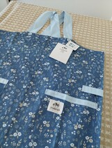 33)未使用 タグ付 着脱簡単 バッククロス irokkoh 抗菌加工 エプロン M~L 青系 小花●保育士 幼稚園 ママ 看護師●ネコポス送料無料 セール_画像2