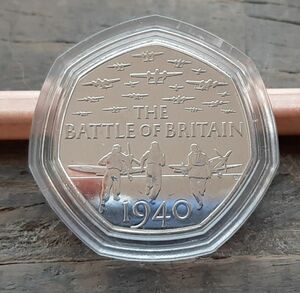 イギリス 英国 50ペンスコイン エリザベス女王 バトル・オフ ブリテンのデザインbattle of Britain2015年本物