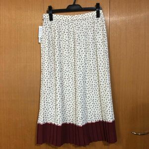 ローズティアラ　幾何プリントプリーツスカート　大きいサイズ　42 タグ付き新品