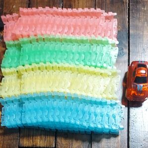 車を走らせるオモチャ