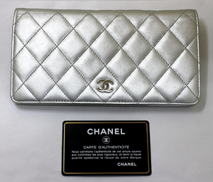 【CHANEL】シャネル　二つ折り長財布　マトラッセ シルバー　ラムスキン　シルバー金具 ココマーク　レディース