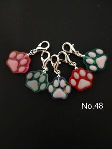 [ ハンドメイド ] レジン ネコ肉球 チャーム　(No.48)