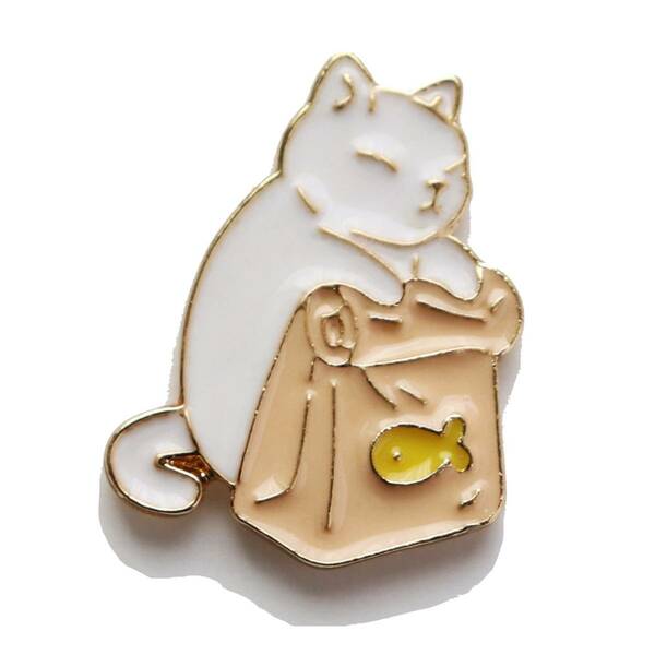 猫とエサ袋 ピンバッジ 白色 かわいいネコのピンズ グッズ