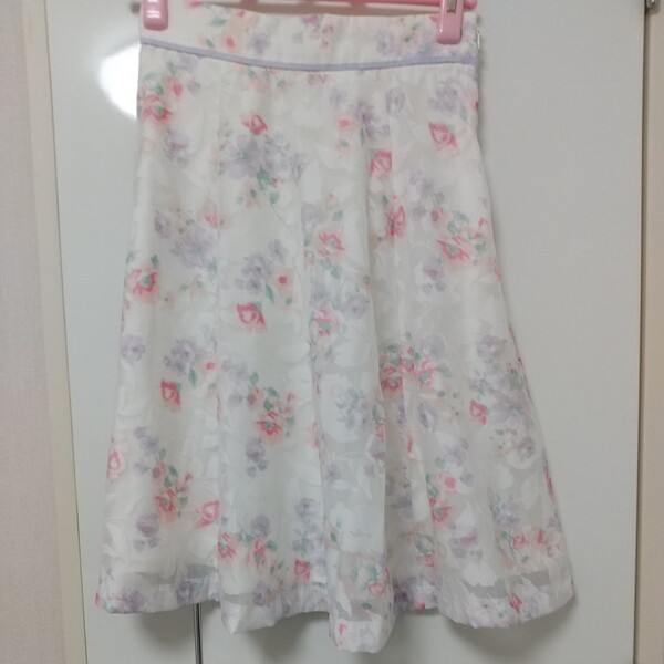 【送料無料】美品 pattern fiona パターンフィオナ Aライン 花柄 シアースカート ホワイト系 ラベンダー、ピンク花柄 ウエスト後ろゴム