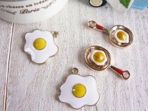 チャーム　目玉焼き　4個入　卵　たまご　egg　フライパン　手芸　パーツ　ハンドメイド　　#2910