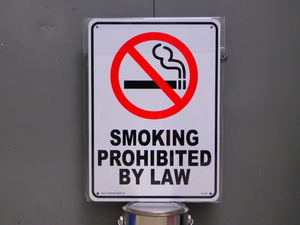 サインプレート CA-25《ここでの喫煙は法律で禁止されています》 アメリカ　禁煙 　ガレージ　看板　サインボード