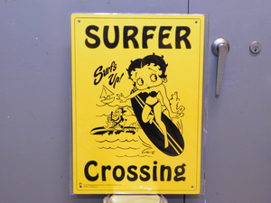 ベティちゃん サインプレート BT-SURFING《Betty Boop/サーファー横断注意》 ガレージ　看板　アメリカ　