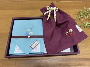 新品☆豆千代の可愛い小花刺繍入り風呂敷と巾着セット☆小物入れご贈答お包み和装小物 和柄化繊着物浴衣