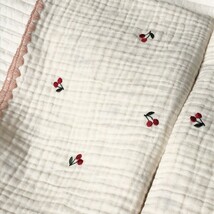 新品オリジナル　さくらんぼレッド刺繍３重ガーゼブランケット　おくるみ　韓国イブル　70×90cm_画像5