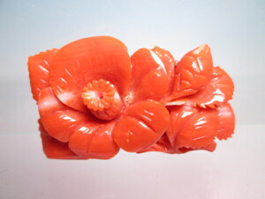 ☆本珊瑚 赤珊瑚の椿の花彫刻のブローチ 11,51g